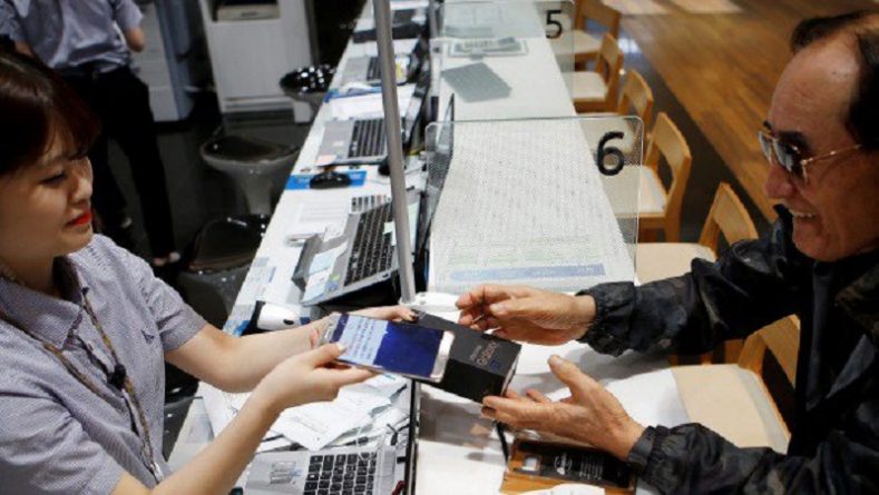 Технологии: В аэропортах будут открыты стенды Samsung для обмена запрещенных на борту Note 7