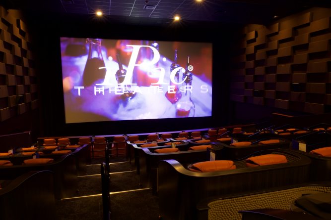 Досуг: Новый кинотеатр-ресторан в Манхэттене предлагает клиентам "доступную роскошь"