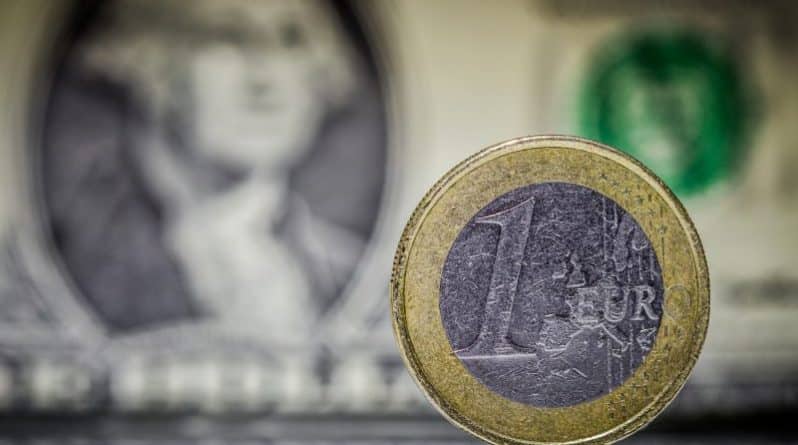 Бизнес: Будет ли евро равняться доллару?