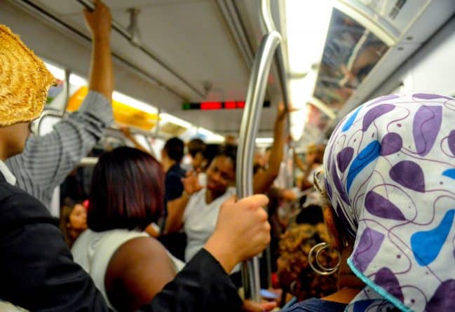 Популярное: Основная причина задержек в метро по будням - его переполненность