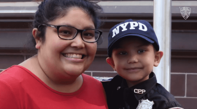 Общество: Девочка, борющаяся с раком, стала почетным членом NYPD