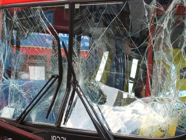 Происшествия: В Статен-Айленде вооруженный злоумышленник угнал и разбил автобус