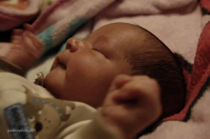 Здоровье: Американские педиатры рекомендуют родителям спать в одной комнате с младенцами