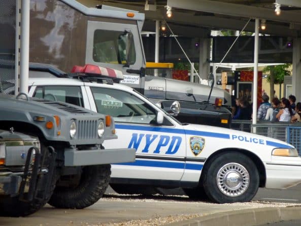 Происшествия: В Бронксе мужчина погиб после того, как полицейский выстрелил в него из тазера