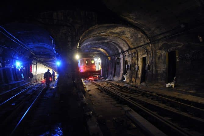 Происшествия: Работники метро были сбиты поездом в Бруклине