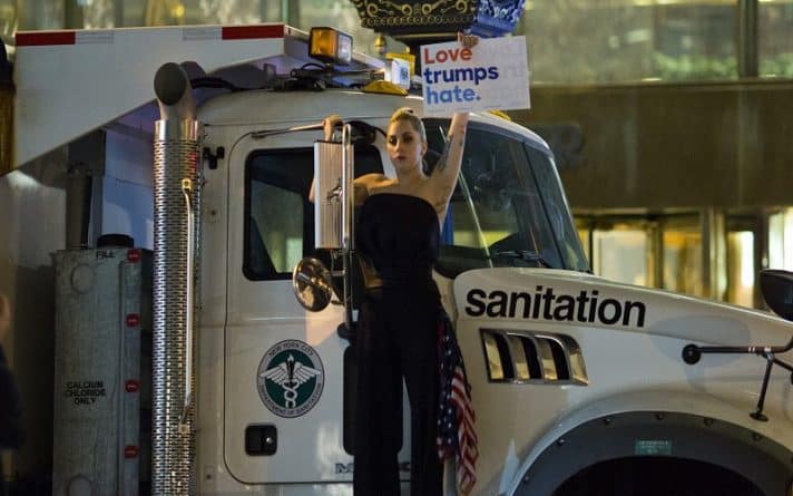 Знаменитости: Леди Гага протестует против результатов выборов возле Trump Tower
