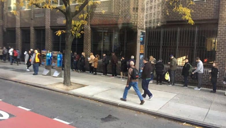 Политика: На избирательных пунктах в Нью-Йорке стоят очереди (фото)