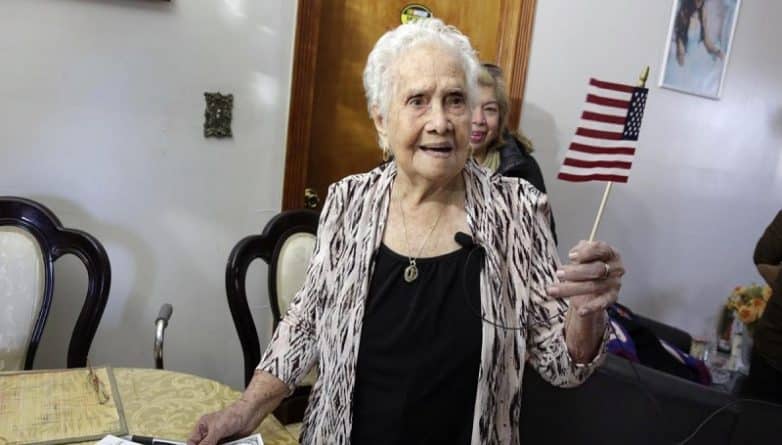 Общество: 99-летняя Америка стала гражданкой США