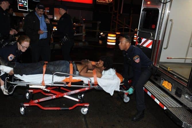 Происшествия: В Бронксе мужчина попал под поезд метро и остался жив
