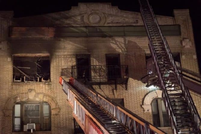 Происшествия: Женщина борется за жизнь после пожара в Бронксе