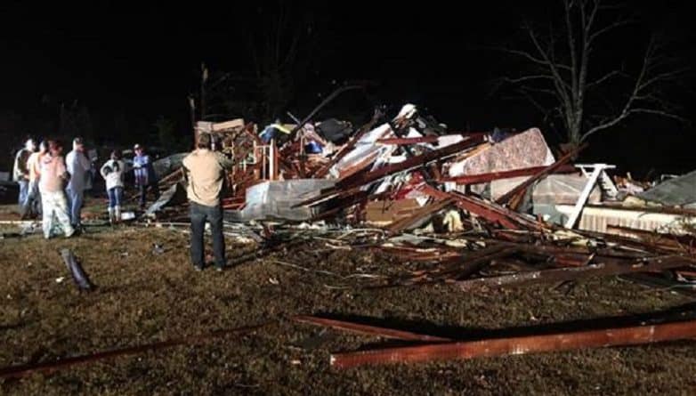 Происшествия: Торнадо в Алабаме и Теннесси: 5 взрослых погибли, 4 детей тяжело ранены