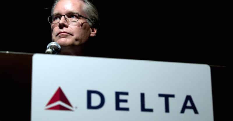Происшествия: Пассажир попал в черный список Delta Air Lines, оскорбив Клинтон
