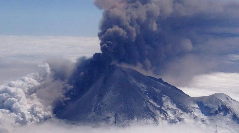 Происшествия: На Алеутских островах извергается вулкан Богослов