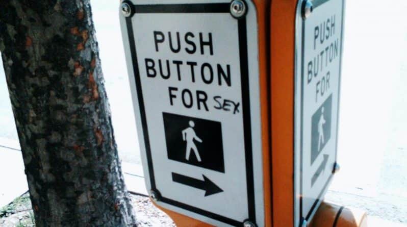 Полезное: Стоит ли жать на кнопку пешеходного перехода в Нью-Йорке?