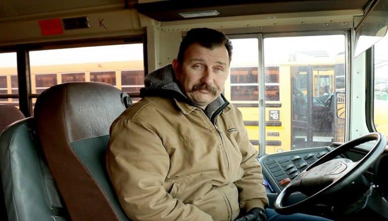 Общество: Водитель школьного автобуса купил перчатки и шапку школьнику, плакавшему от холода