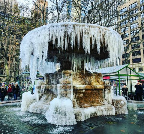 Досуг: В Bryant Park замерз фонтан