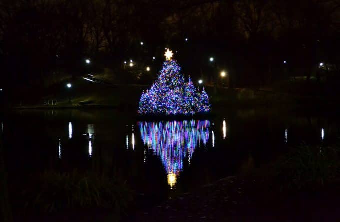 Досуг: Рождественское декорации на плаву в Центральном парке