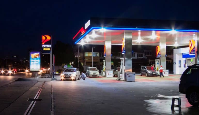 Бизнес: За 2 недели средняя цена на бензин выросла на 6 центов