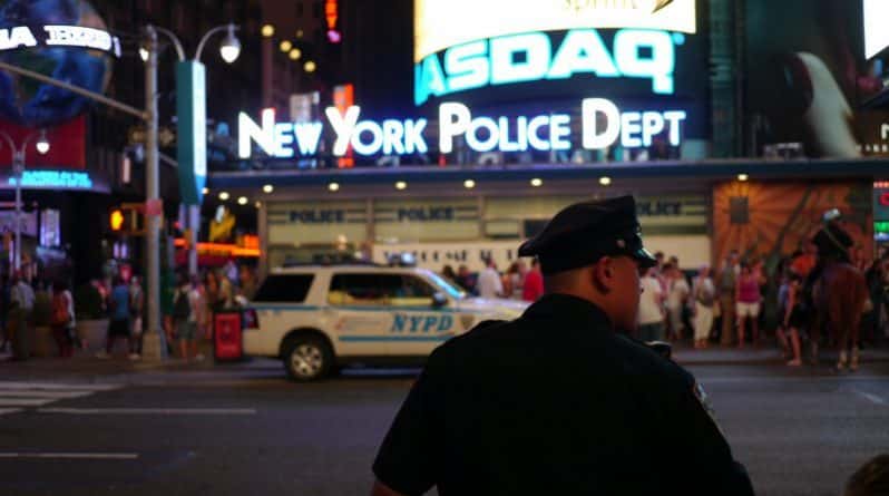 Закон и право: Полиция Нью-Йорка усилила меры безопасности в людных местах