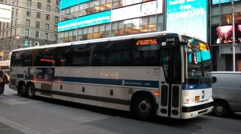 Закон и право: В Нью-Йорке бездомный угрожал ножом водителю и пассажирам автобуса