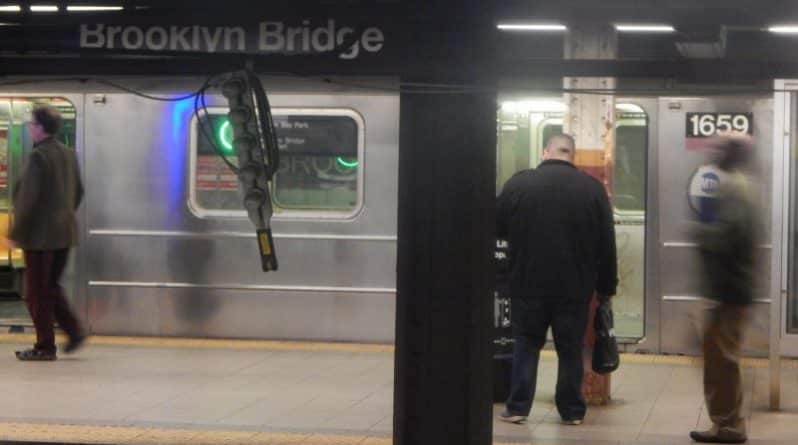Происшествия: Человек едва не погиб на станции Brooklyn Bridge в Нижнем Манхеттене