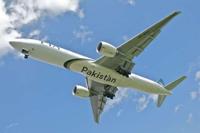 В мире: В Пакистане потерпел крушение самолет с 42-мя пассажирами на борту