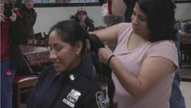 Общество: Полицейская из Queens пожертвовала около 2 футов своих волос больному онкологией