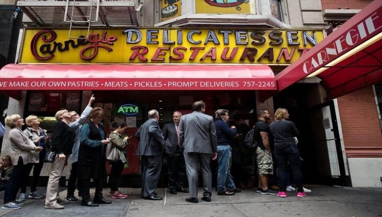 Досуг: После 79 лет работы в Нью-Йорке закрывается легендарный ресторан Carnegie Deli