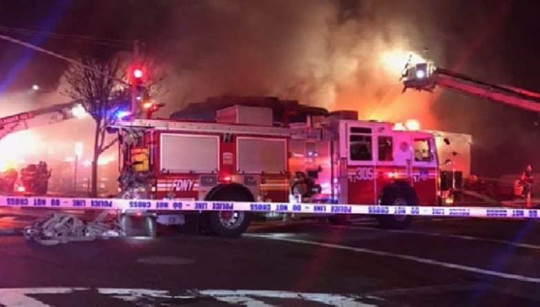 Происшествия: Массовый пожар в Queens: сгорело 15 магазинов и кафе