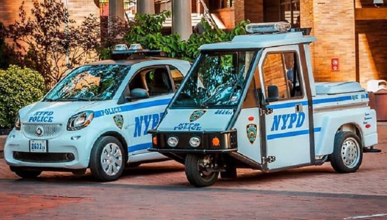 Общество: Автопарк NYPD пополнился крошечными Smart Fortwos