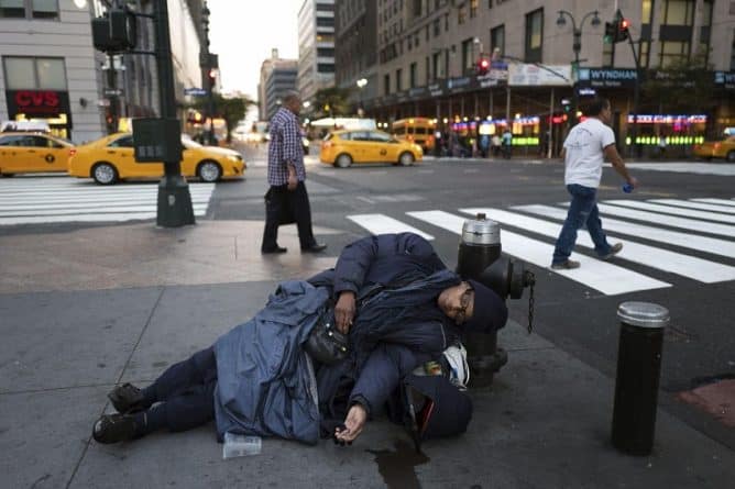 Общество: Ньюйоркцам заплатят за помощь бездомным родственникам