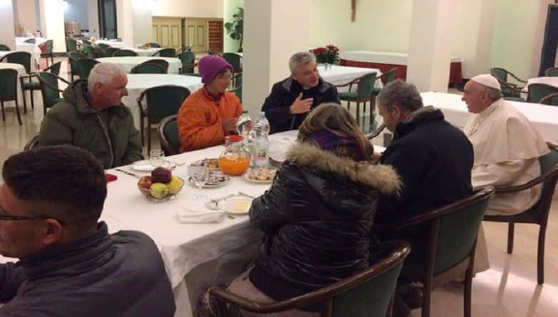 Знаменитости: Папа Римский Франциск отметил 80-летний юбилей в обществе бездомных