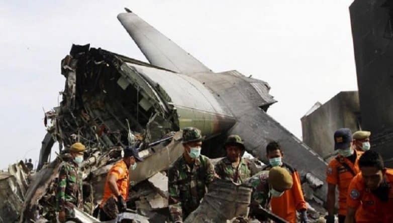 В мире: В Индонезии разбился военный самолет: 13 погибших