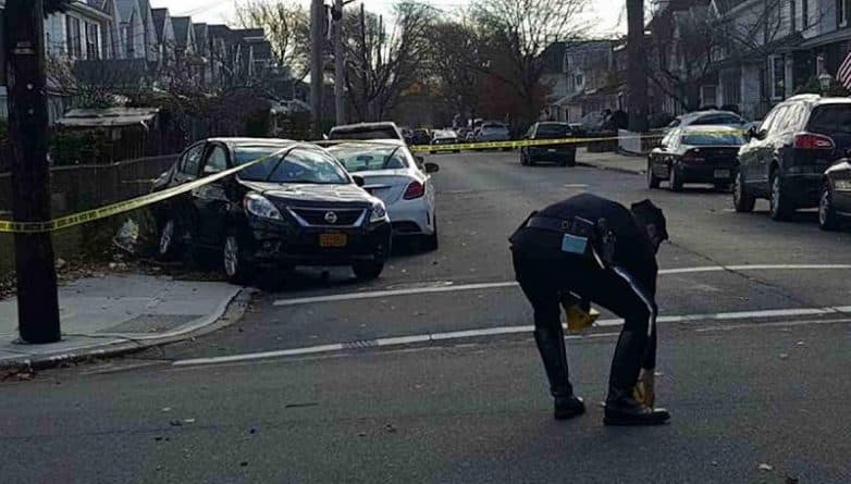 Происшествия: В Brooklyn автомобиль, выехавший на тротуар, сбил ребенка
