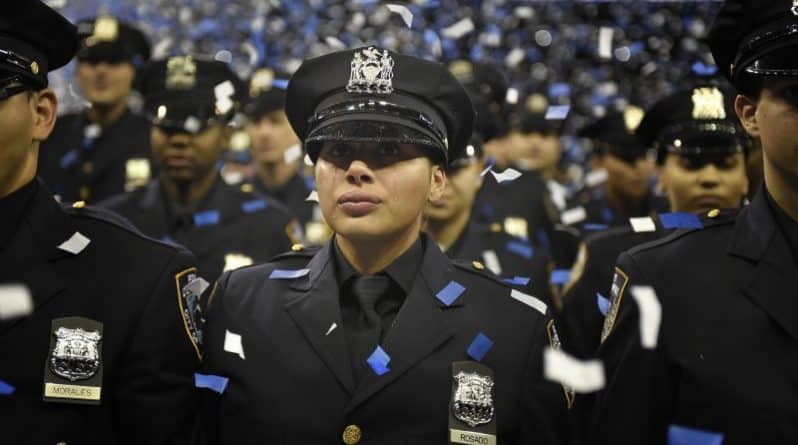 Закон и право: Новых офицеров полиции попросили быть дружелюбнее