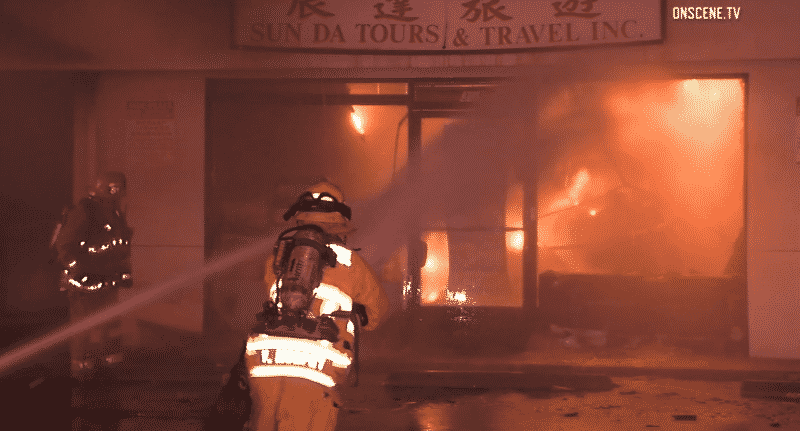 Происшествия: Ночной пожар в торговом центре: эвакуировано 40 жителей соседних домов