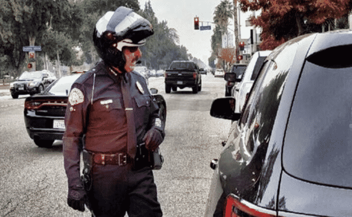 Общество: Шеф полиции раздал автомобилистам-нарушителям открытки
