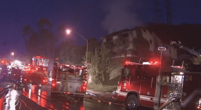 Происшествия: Пожар в Глендейле: полицейские эвакуировали женщину с балкона горящего дома