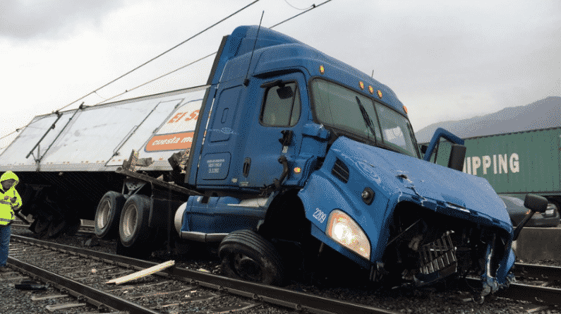 Происшествия: Перевернутый грузовик остановил движение электричек на Золотой линии