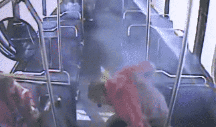 Происшествия: Видео: в кармане одного из пассажиров автобуса взорвалась электронная сигарета