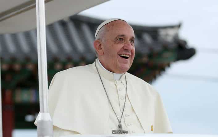 Общество: Папа Римский позволил кормить грудью в храмах