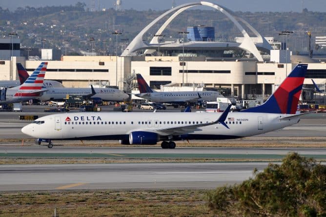 Популярное: После стрельбы в Форт-Лодердейл в Международном аэропорту Лос-Анджелеса усилили меры безопасности