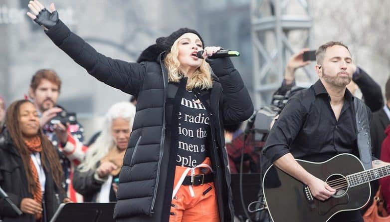 Знаменитости: Радиостанция отказалась от трансляции песен Мадонны