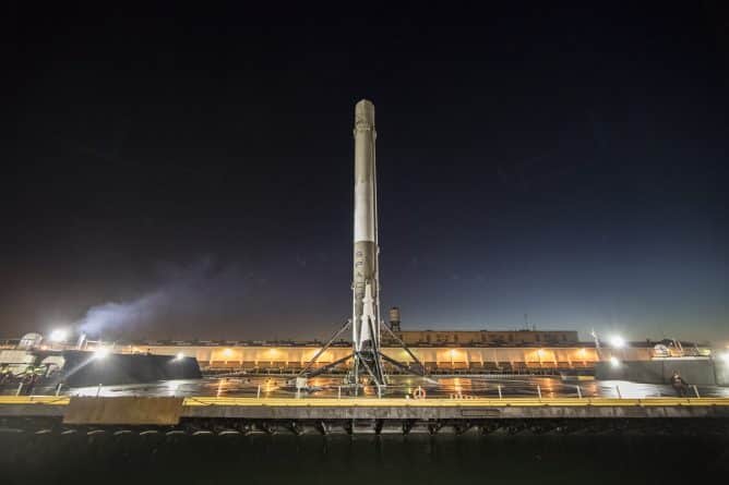 Технологии: Ракету SpaceX можно увидеть в Лос-Анджелесе