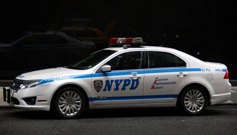 Происшествия: Неизвестный напал на мужчину в Bronx, выстрелив ему в ягодицу