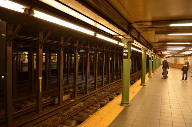 Происшествия: Пассажир попал под поезд на станции метро 7-я авеню