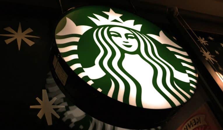 Бизнес: Компания Starbucks трудоустроит 10 тысяч беженцев