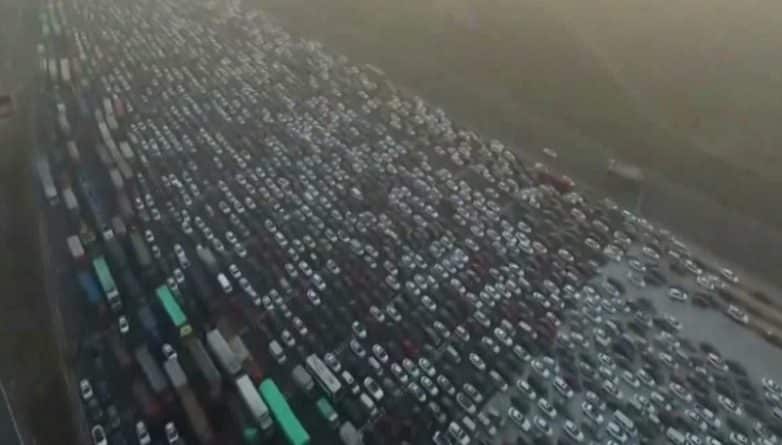 В мире: Самая длинная автомобильная пробка в мире (видео)