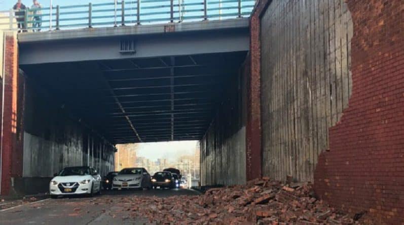Происшествия: Часть стены рухнула на проезжую часть на Cross Bronx Expressway