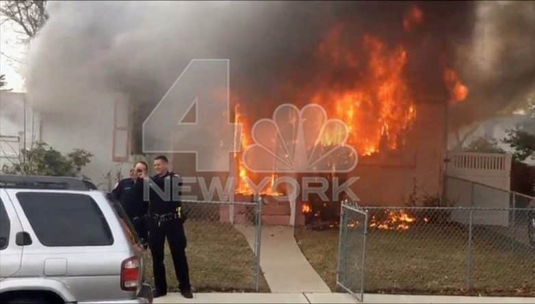 Происшествия: Двое полицейских, делающих сэлфи на фоне горящего дома, повергли соседей в шок